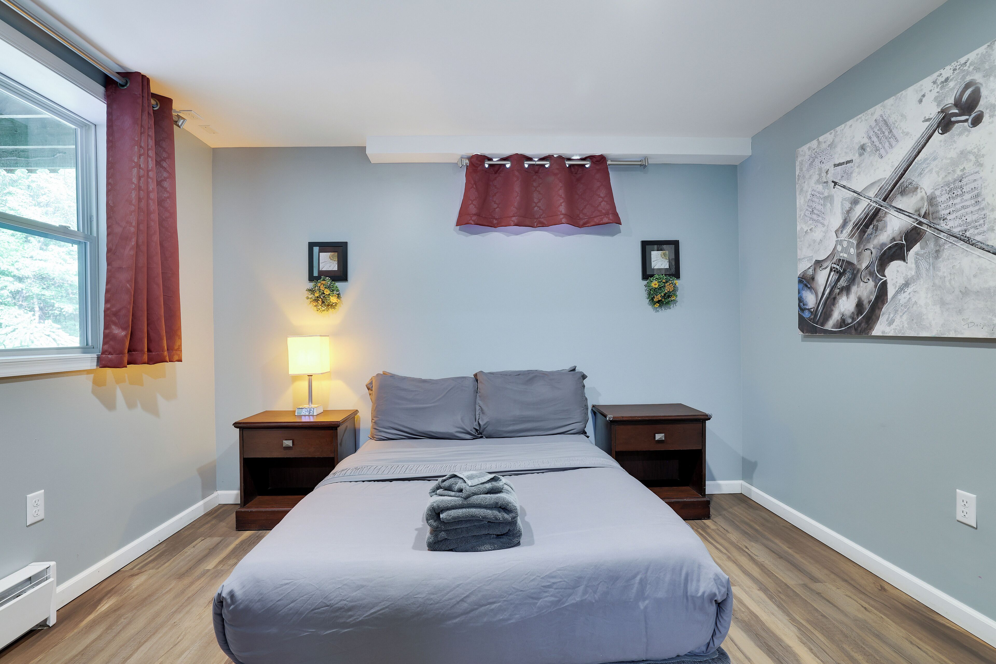 3 bedrooms, desk, iron/ironing board, travel cot