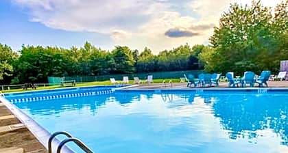 Poconos Retreat Near pools, Lakes,Water parks,Casino and all shoppings,Game room
