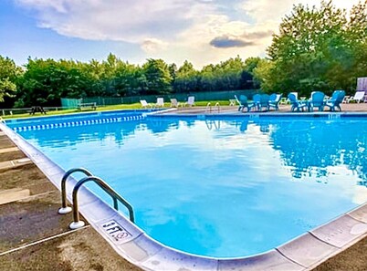 Poconos Retreat Near pools, Lakes,Water parks,Casino and all shoppings,Game room
