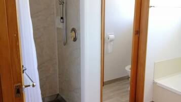 Baignoire, sĂšche-cheveux, serviettes fournies, savon