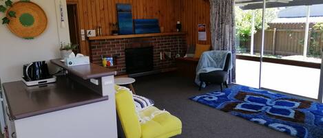 Smart TV, chimenea, juguetes y libros