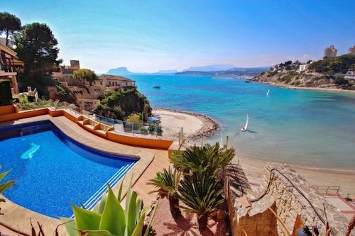 El Portet - beachfront holiday home with private pool in Moraira