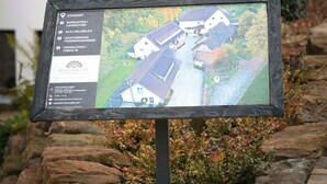 A signpost with a map and information about a walking route to Bad Rappenau, including distances to nearby locations. - Akazie - Siegelsbacher Mühle (Siegelsbach)