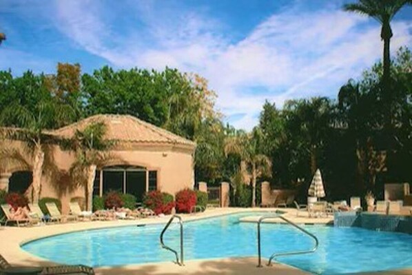 Una piscina al aire libre, una piscina climatizada