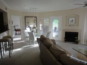 Smart TV, DVD player, offices - BEAUTIFUL NORTH SCOTTSDALE 5 STAR CONDO Complimentary Wifi, Cable & Heated Pool. (Scottsdale)