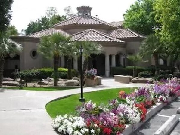 Property grounds - BEAUTIFUL NORTH SCOTTSDALE 5 STAR CONDO Complimentary Wifi, Cable & Heated Pool. (Scottsdale)