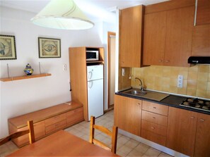 Frigorífico, microondas, cafetera o tetera y utensilios de cocina