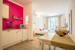 1 slaapkamer, een strijkplank/strijkijzer, wifi, beddengoed