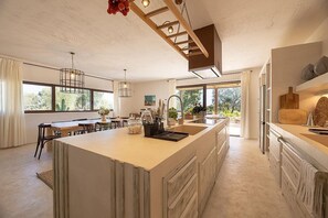 Forno, piano cottura, lavastoviglie, macchina per tè/caffè