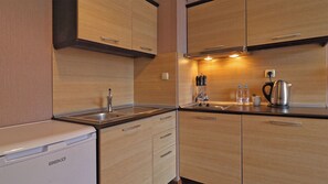 Frigorifero, microonde, piano cottura, bollitore elettrico