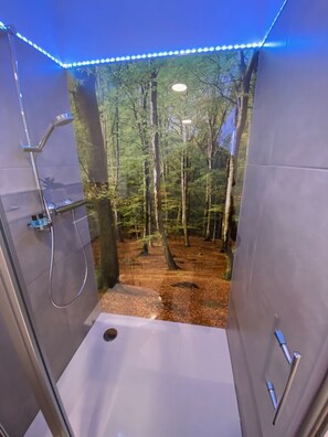 Een douche, een haardroger, handdoeken, zeep