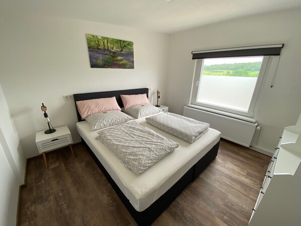 3 chambres, coffres-forts dans les chambres, fer et planche à repasser