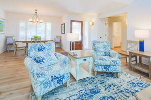 Una televisión, una chimenea, un reproductor de DVD