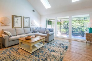 Una televisión, una chimenea, un reproductor de DVD