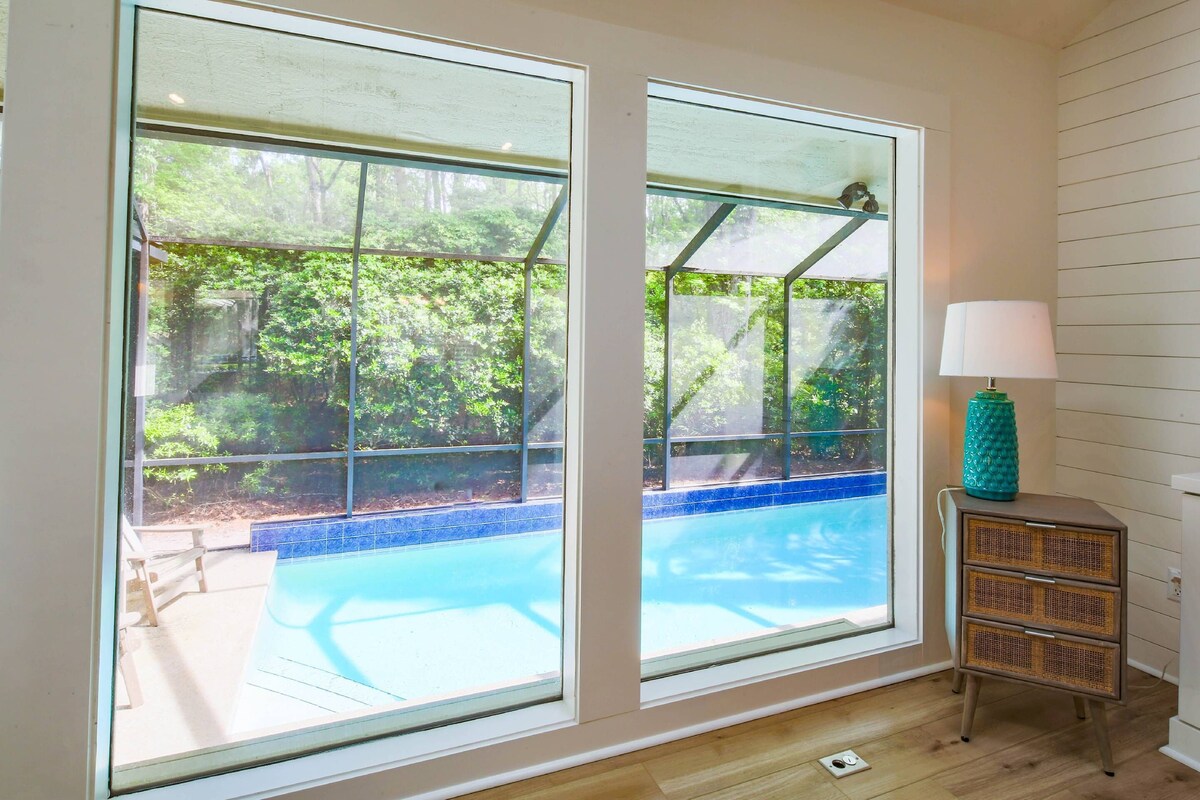 Renovated, Dog Friendly Coastal Home w/ Private Screened Pool, Community Tennis & Basketball Courts