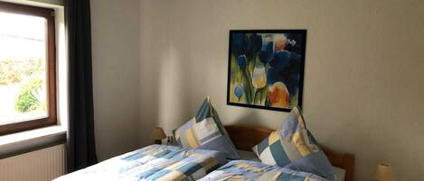 2 bedrooms, travel cot, WiFi, bed sheets