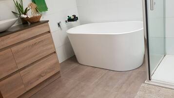 Combined shower/bathtub, hair dryer, bidet, towels