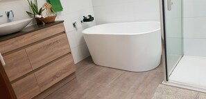 Combined shower/tub, hair dryer, bidet, towels
