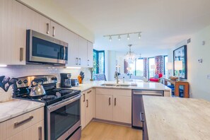 Refrigerador, microondas, lavavajillas y cafetera y tetera 