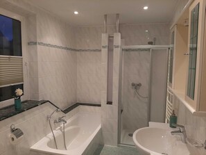 Dusj, hårføner, håndklær og såpe