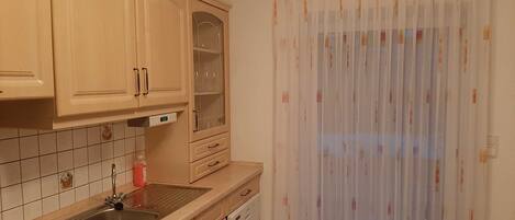 Réfrigérateur, four à micro-ondes, un four, lave-vaisselle