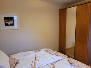 2 soverom, skrivebord, strykejern/-brett og reiseseng for barn