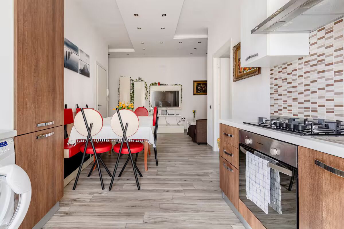 Frigorifero, microonde, forno, piano cottura