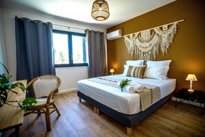 3 soverom, skrivebord, strykejern/-brett og reiseseng for barn