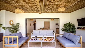 Ein modernes Wohnzimmer mit zwei Sofas, einem Couchtisch und einem durchgehenden Durchgang zur Essgegend.
