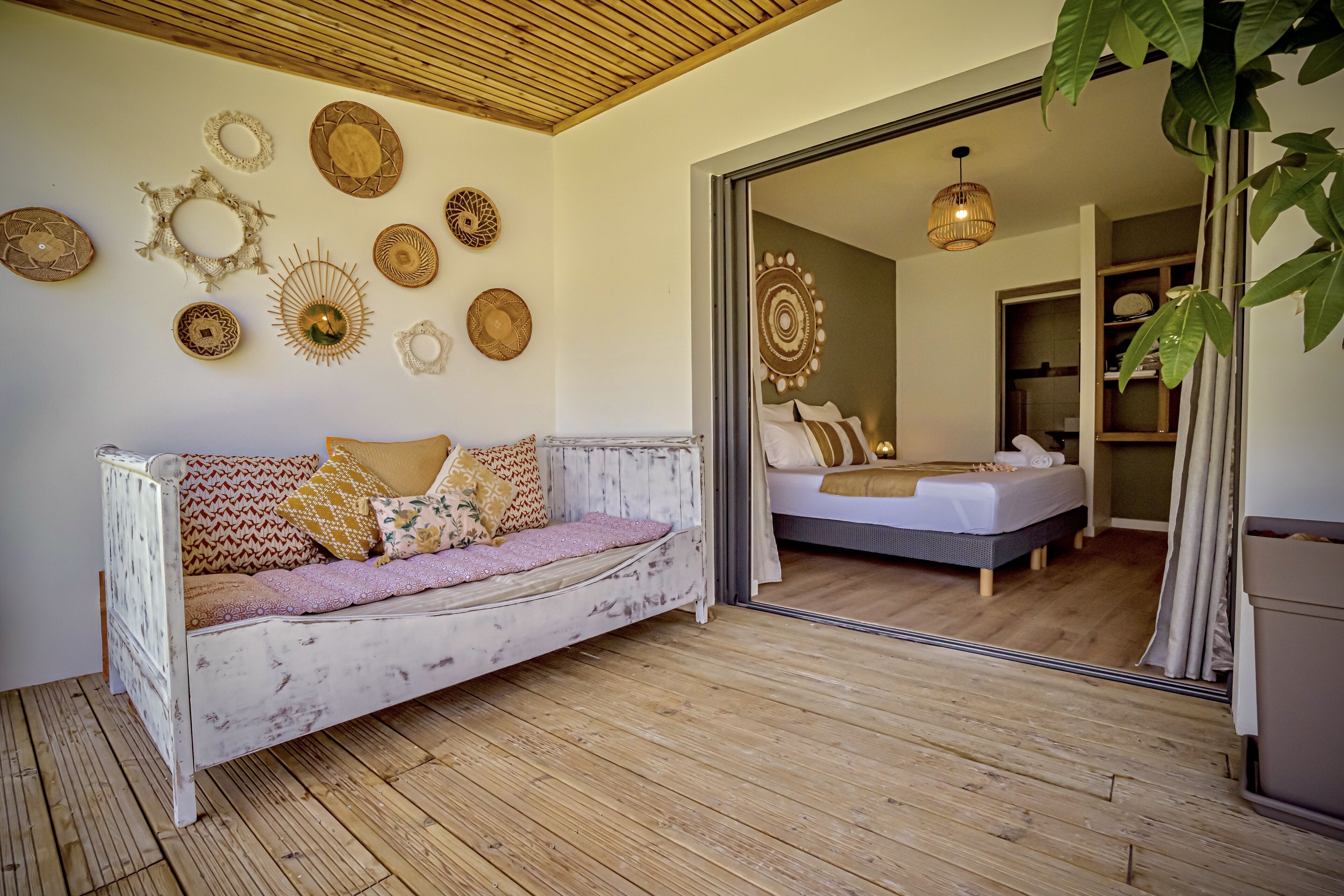 3 habitaciones, escritorio y tabla de planchar con plancha 