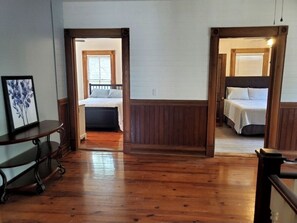 5 Schlafzimmer, Schreibtisch, Bügeleisen/Bügelbrett, kostenloses WLAN