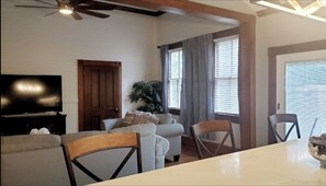 Smart TV - Beautiful Victorian-style home  - 15 min from beach (Pensacola)