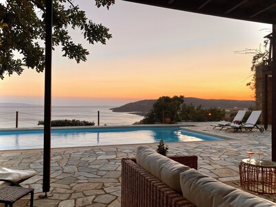 Private Pool & Breathtaking Panoramic Sea View *-