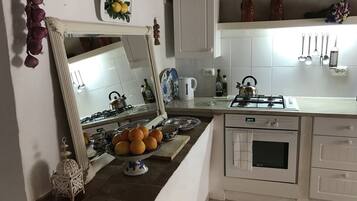 Jääkaappi, mikroaaltouuni, uuni, liesi