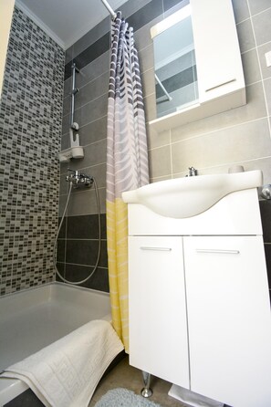 Dusche, Haartrockner, Handtücher, Seife