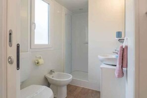 獨棟房屋 | 浴室 | 淋浴設備、免費盥洗用品、吹風機、毛巾