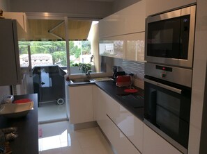 Fridge, microwave, oven, stovetop - Rare gem, rooftop villa, 150m2 living space on park, janitor air-conditioning, pisc, pkg, (Cannes)