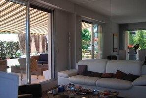 Smart TV, books, offices - Rare gem, rooftop villa, 150m2 living space on park, janitor air-conditioning, pisc, pkg, (Cannes)