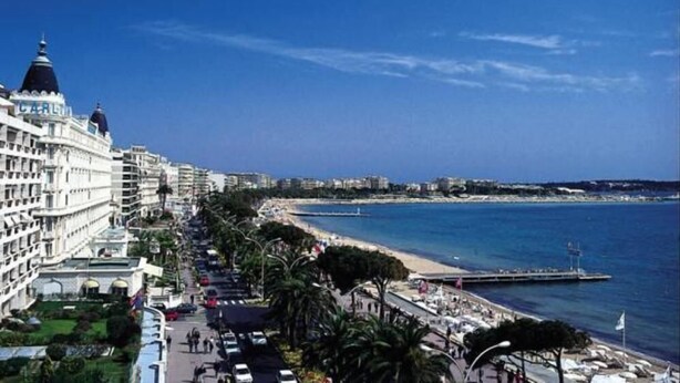 A coastal hotel with a long promenade, beach access, and a clear view of the sea. - Rare gem, rooftop villa, 150m2 living space on park, janitor air-conditioning, pisc, pkg, (Cannes)