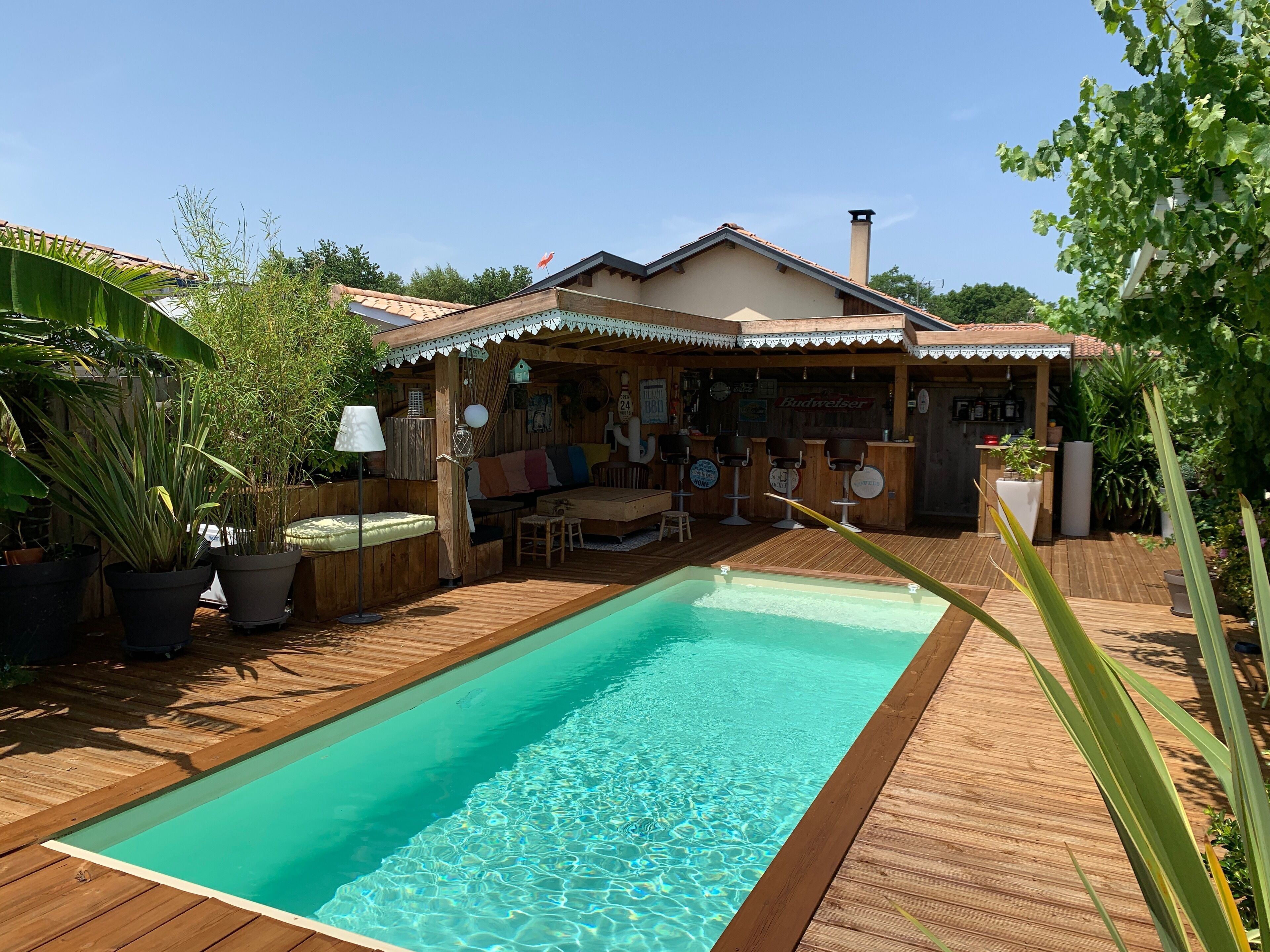 Utomhuspool och uppvärmd pool