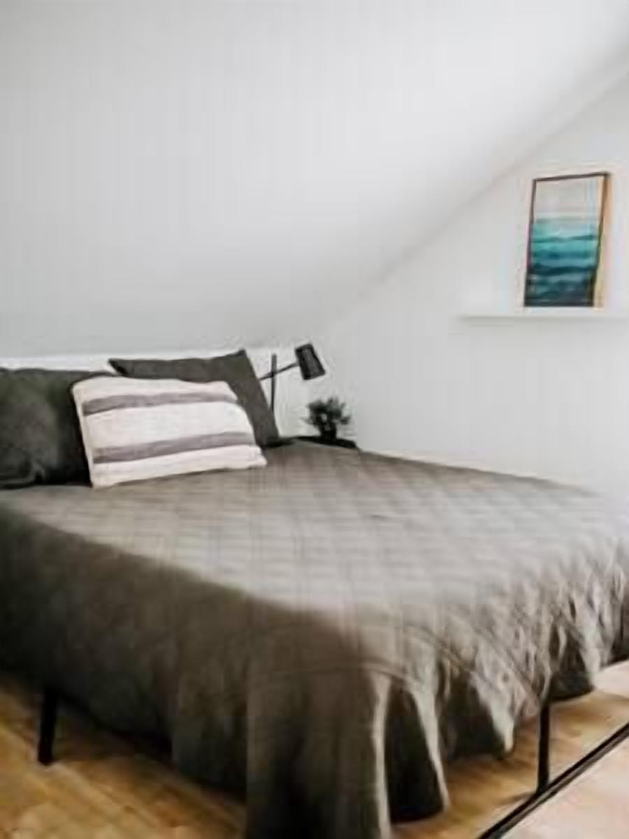 5 slaapkamers, een strijkplank/strijkijzer, reisbedje, wifi