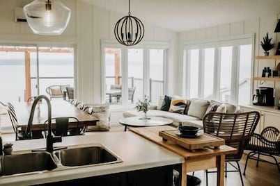 Oakes House+waterfront+games room+hot tub+Firepit