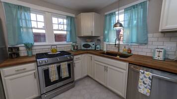 Coffee/tea maker, fridge, microwave, oven