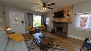Smart TV, fireplace