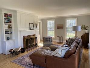 Een smart-tv, een open haard, een tafeltennistafel en een kantoor