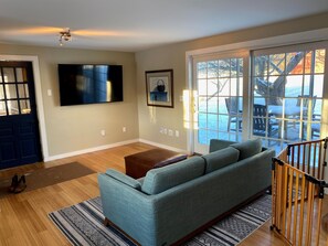 Een smart-tv, een open haard, een tafeltennistafel en een kantoor