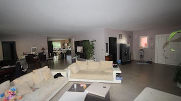 Een televisie, tafelvoetbal en een stereo