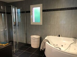 Bathtub, jetted bath, towels, toilet paper