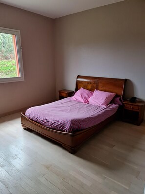 7 bedrooms, WiFi, bed sheets