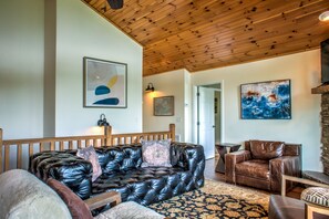 Smart TV, fireplace, ping pong, books